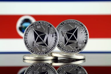 Ethereum (Eth) ve Kosta Rika bayrak fiziksel sürümü. Blockchain teknolojisi, akıllı sözleşmeler, kişisel belirteçleri ve ilk para sunan cryptocurrency, yatırımcılar için kavramsal görüntü.