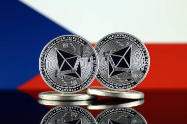 Ethereum (Eth) ve Çek Cumhuriyeti bayrağı fiziksel sürümü. Blockchain teknolojisi, akıllı sözleşmeler, kişisel belirteçleri ve ilk para sunan cryptocurrency, yatırımcılar için kavramsal görüntü.