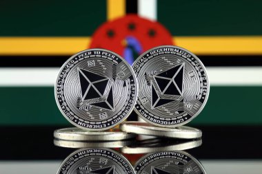 Ethereum (Eth) ve Dominika bayrak fiziksel sürümü. Blockchain teknolojisi, akıllı sözleşmeler, kişisel belirteçleri ve ilk para sunan cryptocurrency, yatırımcılar için kavramsal görüntü.