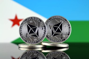 Ethereum (Eth) ve Cibuti bayrağı fiziksel sürümü. Blockchain teknolojisi, akıllı sözleşmeler, kişisel belirteçleri ve ilk para sunan cryptocurrency, yatırımcılar için kavramsal görüntü.