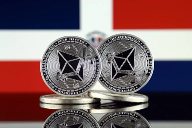 Ethereum (Eth) ve Dominik Cumhuriyeti bayrağı fiziksel sürümü. Blockchain teknolojisi, akıllı sözleşmeler, kişisel belirteçleri ve ilk para sunan cryptocurrency, yatırımcılar için kavramsal görüntü.