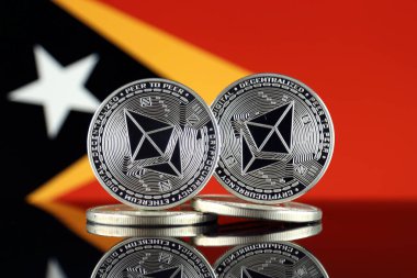 Ethereum (Eth) ve Doğu Timor bayrağı fiziksel sürümü. Blockchain teknolojisi, akıllı sözleşmeler, kişisel belirteçleri ve ilk para sunan cryptocurrency, yatırımcılar için kavramsal görüntü.