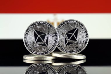 Ethereum (Eth) ve Mısır bayrağı fiziksel sürümü. Blockchain teknolojisi, akıllı sözleşmeler, kişisel belirteçleri ve ilk para sunan cryptocurrency, yatırımcılar için kavramsal görüntü.