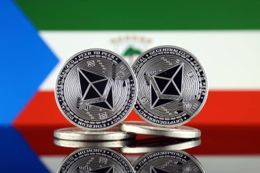 Ethereum (Eth) ve Ekvator Ginesi bayrak fiziksel sürümü. Blockchain teknolojisi, akıllı sözleşmeler, kişisel belirteçleri ve ilk para sunan cryptocurrency, yatırımcılar için kavramsal görüntü.