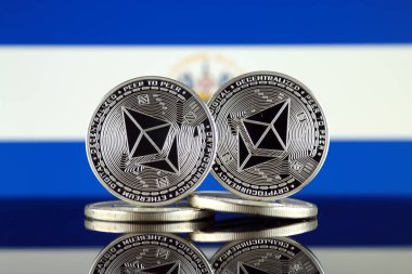 Ethereum (Eth) ve El Salvador bayrak fiziksel sürümü. Blockchain teknolojisi, akıllı sözleşmeler, kişisel belirteçleri ve ilk para sunan cryptocurrency, yatırımcılar için kavramsal görüntü.
