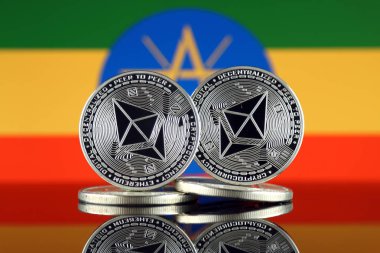 Ethereum (Eth) ve Etiyopya bayrağı fiziksel sürümü. Blockchain teknolojisi, akıllı sözleşmeler, kişisel belirteçleri ve ilk para sunan cryptocurrency, yatırımcılar için kavramsal görüntü.