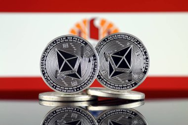 Ethereum (Eth) ve Fransız Polinezyası bayrak fiziksel sürümü. Blockchain teknolojisi, akıllı sözleşmeler, kişisel belirteçleri ve ilk para sunan cryptocurrency, yatırımcılar için kavramsal görüntü.