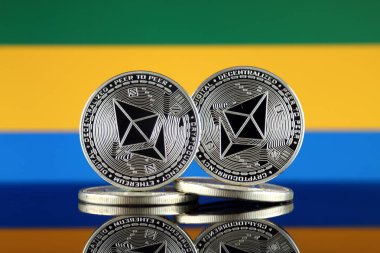 Ethereum (Eth) ve Gabon bayrak fiziksel sürümü. Blockchain teknolojisi, akıllı sözleşmeler, kişisel belirteçleri ve ilk para sunan cryptocurrency, yatırımcılar için kavramsal görüntü.