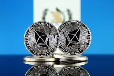 Ethereum (Eth) ve Guatemala bayrağı fiziksel sürümü. Blockchain teknolojisi, akıllı sözleşmeler, kişisel belirteçleri ve ilk para sunan cryptocurrency, yatırımcılar için kavramsal görüntü.