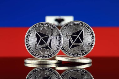 Ethereum (Eth) ve Haiti bayrak fiziksel sürümü. Blockchain teknolojisi, akıllı sözleşmeler, kişisel belirteçleri ve ilk para sunan cryptocurrency, yatırımcılar için kavramsal görüntü.