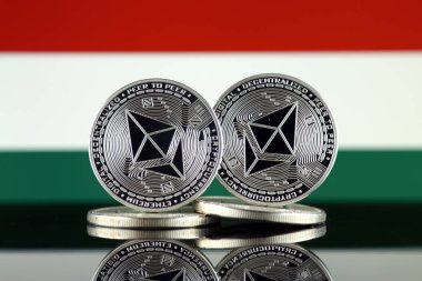 Ethereum (Eth) ve Macaristan bayrağı fiziksel sürümü. Blockchain teknolojisi, akıllı sözleşmeler, kişisel belirteçleri ve ilk para sunan cryptocurrency, yatırımcılar için kavramsal görüntü.