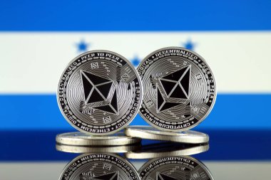 Ethereum (Eth) ve Honduras bayrağı fiziksel sürümü. Blockchain teknolojisi, akıllı sözleşmeler, kişisel belirteçleri ve ilk para sunan cryptocurrency, yatırımcılar için kavramsal görüntü.