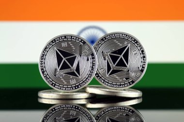 Ethereum (Eth) ve Hindistan bayrağı fiziksel sürümü. Blockchain teknolojisi, akıllı sözleşmeler, kişisel belirteçleri ve ilk para sunan cryptocurrency, yatırımcılar için kavramsal görüntü.