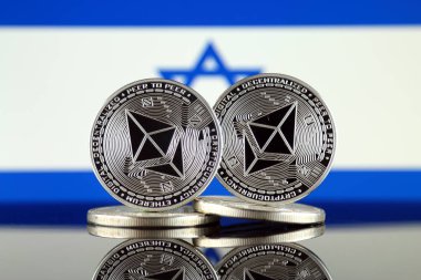 Ethereum (Eth) ve İsrail bayrağı fiziksel sürümü. Blockchain teknolojisi, akıllı sözleşmeler, kişisel belirteçleri ve ilk para sunan cryptocurrency, yatırımcılar için kavramsal görüntü.