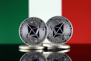 Ethereum (Eth) ve İtalya bayrağı fiziksel sürümü. Blockchain teknolojisi, akıllı sözleşmeler, kişisel belirteçleri ve ilk para sunan cryptocurrency, yatırımcılar için kavramsal görüntü.