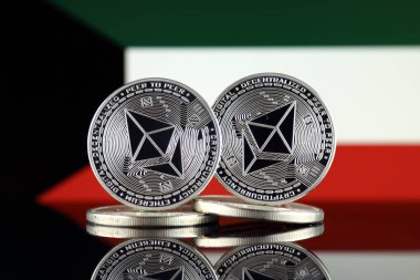 Ethereum (Eth) ve Kuveyt bayrağı fiziksel sürümü. Blockchain teknolojisi, akıllı sözleşmeler, kişisel belirteçleri ve ilk para sunan cryptocurrency, yatırımcılar için kavramsal görüntü.