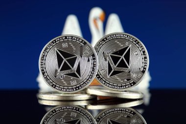 Ethereum (Eth) ve Louisiana Devlet bayrağı fiziksel sürümü. Blockchain teknolojisi, akıllı sözleşmeler, kişisel belirteçleri ve ilk para sunan cryptocurrency, yatırımcılar için kavramsal görüntü.