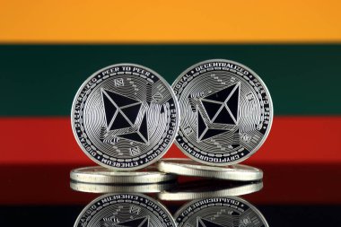 Ethereum (Eth) ve Litvanya bayrağı fiziksel sürümü. Blockchain teknolojisi, akıllı sözleşmeler, kişisel belirteçleri ve ilk para sunan cryptocurrency, yatırımcılar için kavramsal görüntü.