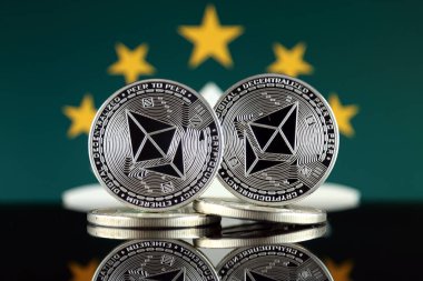 Ethereum (Eth) ve Macau bayrak fiziksel sürümü. Blockchain teknolojisi, akıllı sözleşmeler, kişisel belirteçleri ve ilk para sunan cryptocurrency, yatırımcılar için kavramsal görüntü.