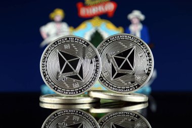 Ethereum (Eth) ve Maine Eyalet bayrağı fiziksel sürümü. Blockchain teknolojisi, akıllı sözleşmeler, kişisel belirteçleri ve ilk para sunan cryptocurrency, yatırımcılar için kavramsal görüntü.