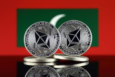 Ethereum (Eth) ve Maldivler bayrağı fiziksel sürümü. Blockchain teknolojisi, akıllı sözleşmeler, kişisel belirteçleri ve ilk para sunan cryptocurrency, yatırımcılar için kavramsal görüntü.