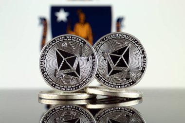 Ethereum (Eth) ve Massachusetts devlet bayrağı fiziksel sürümü. Blockchain teknolojisi, akıllı sözleşmeler, kişisel belirteçleri ve ilk para sunan cryptocurrency, yatırımcılar için kavramsal görüntü.