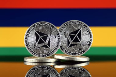 Ethereum (Eth) ve Mauritius bayrak fiziksel sürümü. Blockchain teknolojisi, akıllı sözleşmeler, kişisel belirteçleri ve ilk para sunan cryptocurrency, yatırımcılar için kavramsal görüntü.