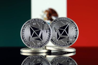 Ethereum (Eth) ve Meksika bayrağı fiziksel sürümü. Blockchain teknolojisi, akıllı sözleşmeler, kişisel belirteçleri ve ilk para sunan cryptocurrency, yatırımcılar için kavramsal görüntü.