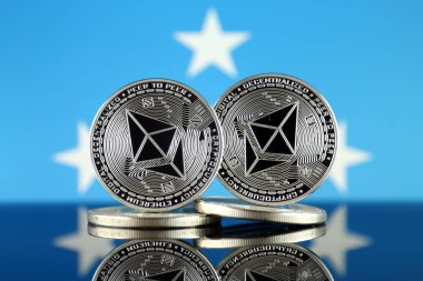 Ethereum (Eth) ve Mikronezya bayrak fiziksel sürümü. Blockchain teknolojisi, akıllı sözleşmeler, kişisel belirteçleri ve ilk para sunan cryptocurrency, yatırımcılar için kavramsal görüntü.