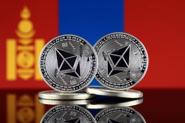 Ethereum (Eth) ve Moğolistan bayrağı fiziksel sürümü. Blockchain teknolojisi, akıllı sözleşmeler, kişisel belirteçleri ve ilk para sunan cryptocurrency, yatırımcılar için kavramsal görüntü.
