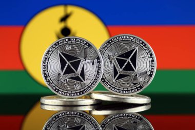 Ethereum (Eth) ve Yeni Kaledonya bayrak fiziksel sürümü. Blockchain teknolojisi, akıllı sözleşmeler, kişisel belirteçleri ve ilk para sunan cryptocurrency, yatırımcılar için kavramsal görüntü.