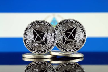 Ethereum (Eth) ve Nikaragua bayrağı fiziksel sürümü. Blockchain teknolojisi, akıllı sözleşmeler, kişisel belirteçleri ve ilk para sunan cryptocurrency, yatırımcılar için kavramsal görüntü.