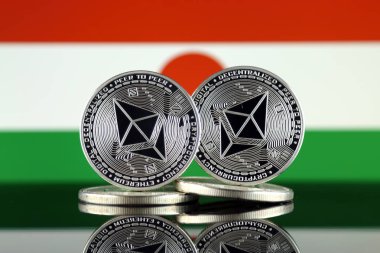 Ethereum (Eth) ve Nijer bayrak fiziksel sürümü. Blockchain teknolojisi, akıllı sözleşmeler, kişisel belirteçleri ve ilk para sunan cryptocurrency, yatırımcılar için kavramsal görüntü.