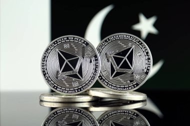 Ethereum (Eth) ve Pakistan bayrağı fiziksel sürümü. Blockchain teknolojisi, akıllı sözleşmeler, kişisel belirteçleri ve ilk para sunan cryptocurrency, yatırımcılar için kavramsal görüntü.