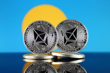 Ethereum (Eth) ve Palau bayrak fiziksel sürümü. Blockchain teknolojisi, akıllı sözleşmeler, kişisel belirteçleri ve ilk para sunan cryptocurrency, yatırımcılar için kavramsal görüntü.