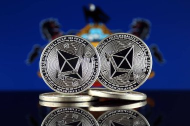 Ethereum (Eth) ve Pennsylvania devlet bayrağı fiziksel sürümü. Blockchain teknolojisi, akıllı sözleşmeler, kişisel belirteçleri ve ilk para sunan cryptocurrency, yatırımcılar için kavramsal görüntü.