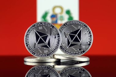 Ethereum (Eth) ve Peru bayrağı fiziksel sürümü. Blockchain teknolojisi, akıllı sözleşmeler, kişisel belirteçleri ve ilk para sunan cryptocurrency, yatırımcılar için kavramsal görüntü.