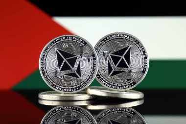 Ethereum (Eth) ve Filistin bayrağı fiziksel sürümü. Blockchain teknolojisi, akıllı sözleşmeler, kişisel belirteçleri ve ilk para sunan cryptocurrency, yatırımcılar için kavramsal görüntü.