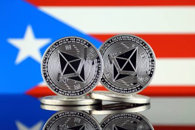 Ethereum (Eth) ve Porto Riko bayrak fiziksel sürümü. Blockchain teknolojisi, akıllı sözleşmeler, kişisel belirteçleri ve ilk para sunan cryptocurrency, yatırımcılar için kavramsal görüntü.