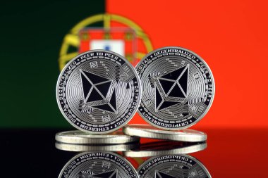 Ethereum (Eth) ve Portekiz bayrağı fiziksel sürümü. Blockchain teknolojisi, akıllı sözleşmeler, kişisel belirteçleri ve ilk para sunan cryptocurrency, yatırımcılar için kavramsal görüntü.