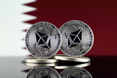 Ethereum (Eth) ve Katar bayrak fiziksel sürümü. Blockchain teknolojisi, akıllı sözleşmeler, kişisel belirteçleri ve ilk para sunan cryptocurrency, yatırımcılar için kavramsal görüntü.