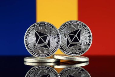 Ethereum (Eth) ve Romanya bayrağı fiziksel sürümü. Blockchain teknolojisi, akıllı sözleşmeler, kişisel belirteçleri ve ilk para sunan cryptocurrency, yatırımcılar için kavramsal görüntü.