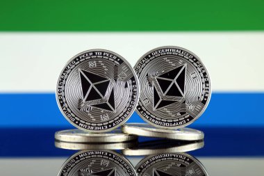 Ethereum (Eth) ve Sierra Leone bayrak fiziksel sürümü. Blockchain teknolojisi, akıllı sözleşmeler, kişisel belirteçleri ve ilk para sunan cryptocurrency, yatırımcılar için kavramsal görüntü.