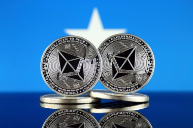 Ethereum (Eth) ve Somali bayrağı fiziksel sürümü. Blockchain teknolojisi, akıllı sözleşmeler, kişisel belirteçleri ve ilk para sunan cryptocurrency, yatırımcılar için kavramsal görüntü.