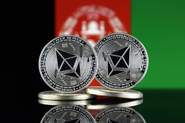 Ethereum (Eth) ve Afganistan bayrağı fiziksel sürümü. Blockchain teknolojisi, akıllı sözleşmeler, kişisel belirteçleri ve ilk para sunan cryptocurrency, yatırımcılar için kavramsal görüntü.