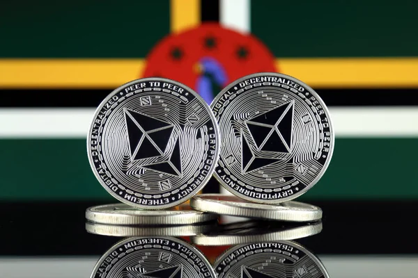 Ethereum (Eth) ve Dominika bayrak fiziksel sürümü. Blockchain teknolojisi, akıllı sözleşmeler, kişisel belirteçleri ve ilk para sunan cryptocurrency, yatırımcılar için kavramsal görüntü.