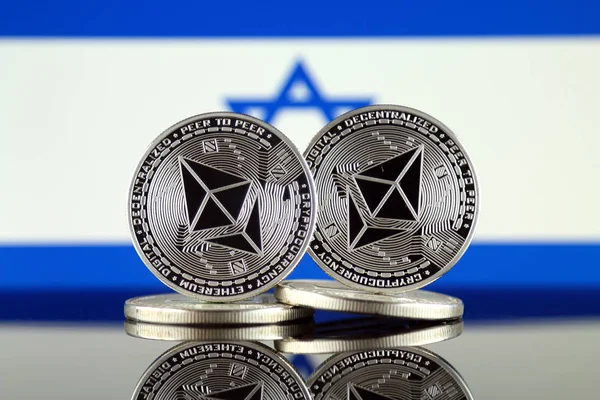 Ethereum (Eth) ve İsrail bayrağı fiziksel sürümü. Blockchain teknolojisi, akıllı sözleşmeler, kişisel belirteçleri ve ilk para sunan cryptocurrency, yatırımcılar için kavramsal görüntü.