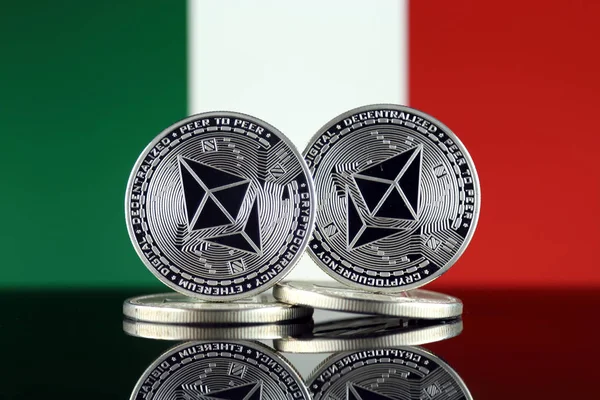 Ethereum (Eth) ve İtalya bayrağı fiziksel sürümü. Blockchain teknolojisi, akıllı sözleşmeler, kişisel belirteçleri ve ilk para sunan cryptocurrency, yatırımcılar için kavramsal görüntü.