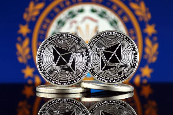 Ethereum (Eth) ve New Hampshire devlet bayrağı fiziksel sürümü. Blockchain teknolojisi, akıllı sözleşmeler, kişisel belirteçleri ve ilk para sunan cryptocurrency, yatırımcılar için kavramsal görüntü.