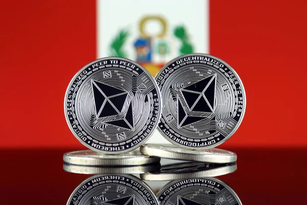 Ethereum (Eth) ve Peru bayrağı fiziksel sürümü. Blockchain teknolojisi, akıllı sözleşmeler, kişisel belirteçleri ve ilk para sunan cryptocurrency, yatırımcılar için kavramsal görüntü.